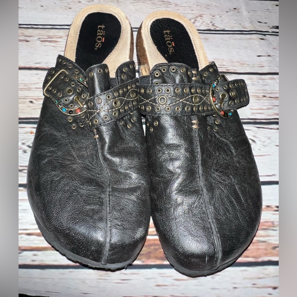 Taos size 8 slip ins. Leather